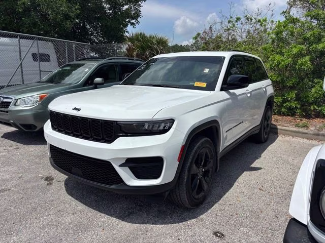 2024 Bright White Clearcoat Jeep Grand Cherokee Altitude X 4X4 SUV