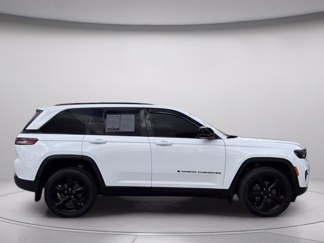 2024 Bright White Clearcoat Jeep Grand Cherokee Altitude X 4X4 SUV