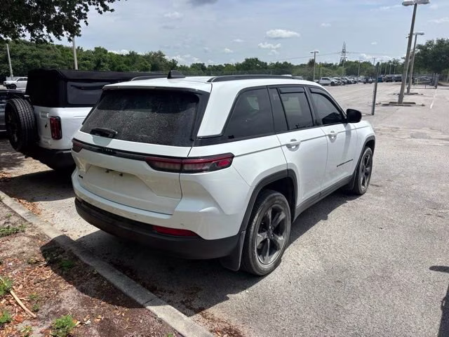 2024 Bright White Clearcoat Jeep Grand Cherokee Altitude X 4X4 SUV