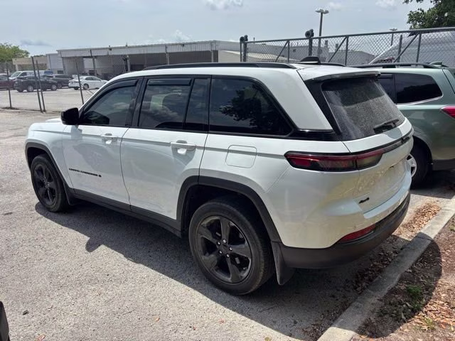 2024 Bright White Clearcoat Jeep Grand Cherokee Altitude X 4X4 SUV