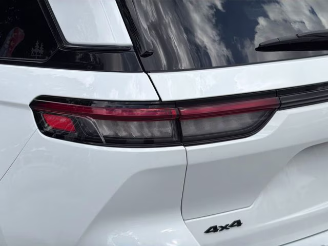 2024 Bright White Clearcoat Jeep Grand Cherokee Altitude X 4X4 SUV