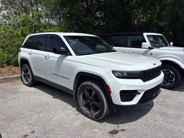 2024 Bright White Clearcoat Jeep Grand Cherokee Altitude X 4X4 SUV