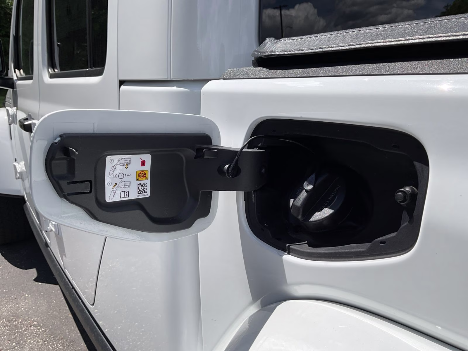 2024 Bright White Clearcoat Jeep Gladiator Sport 4X4 Truck