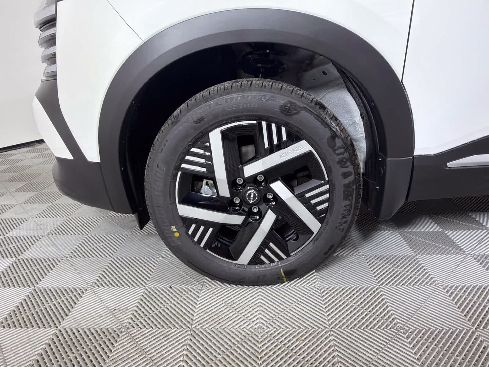 2026 Aspen White Tricoat/Super Black Nissan Kicks SV FWD SUV