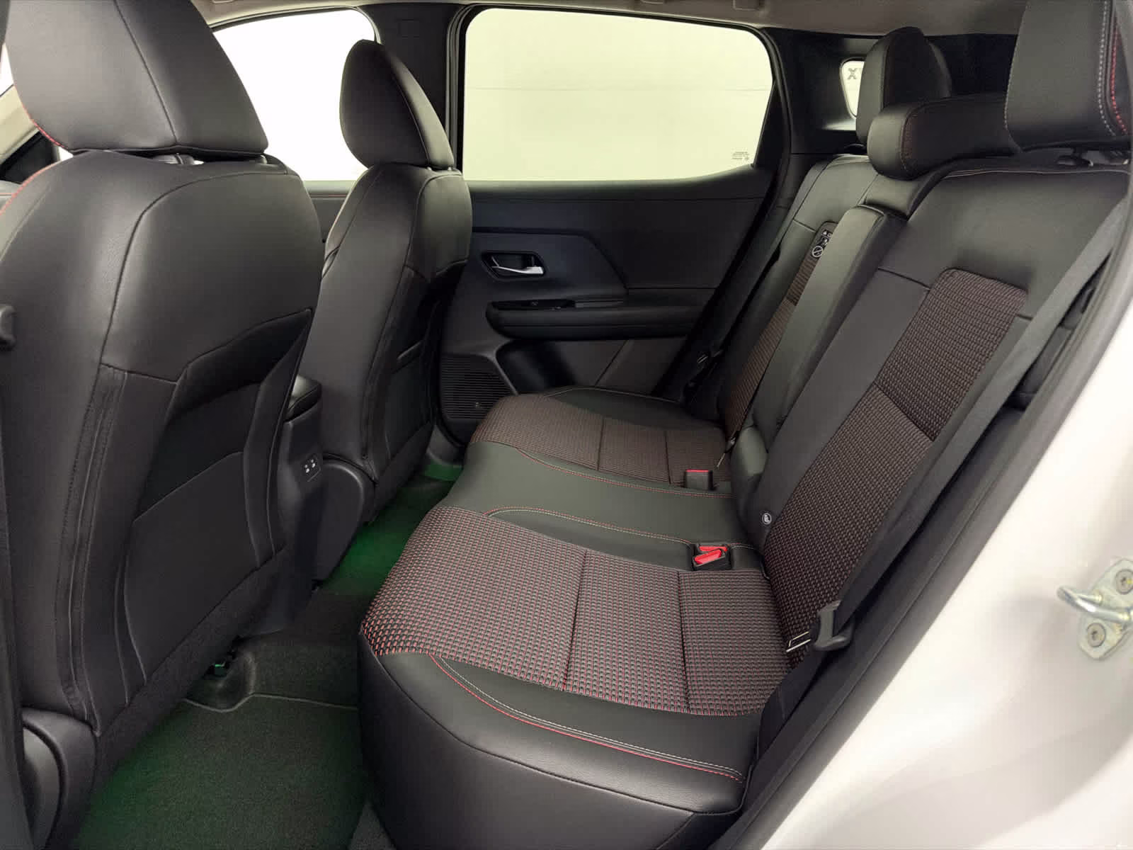 2026 Aspen White Tricoat/Super Black Nissan Kicks SR FWD SUV