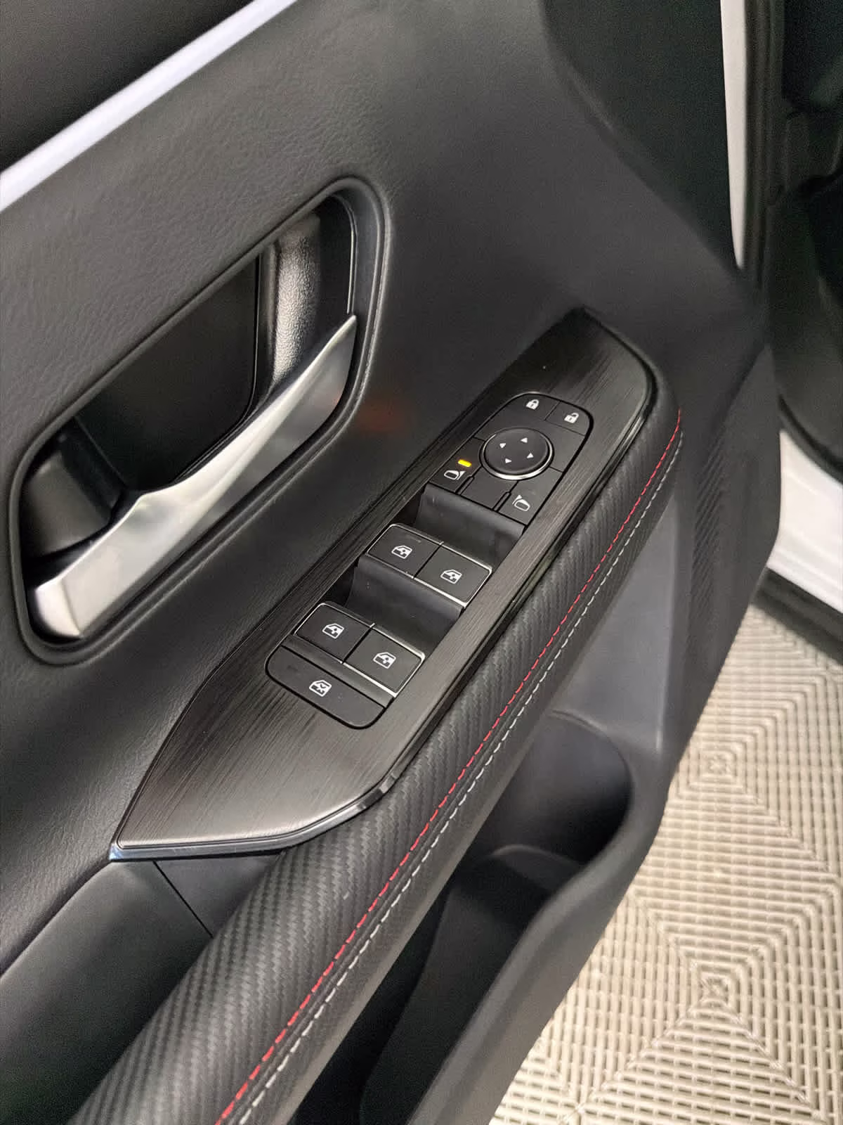 2026 Aspen White Tricoat/Super Black Nissan Kicks SR FWD SUV