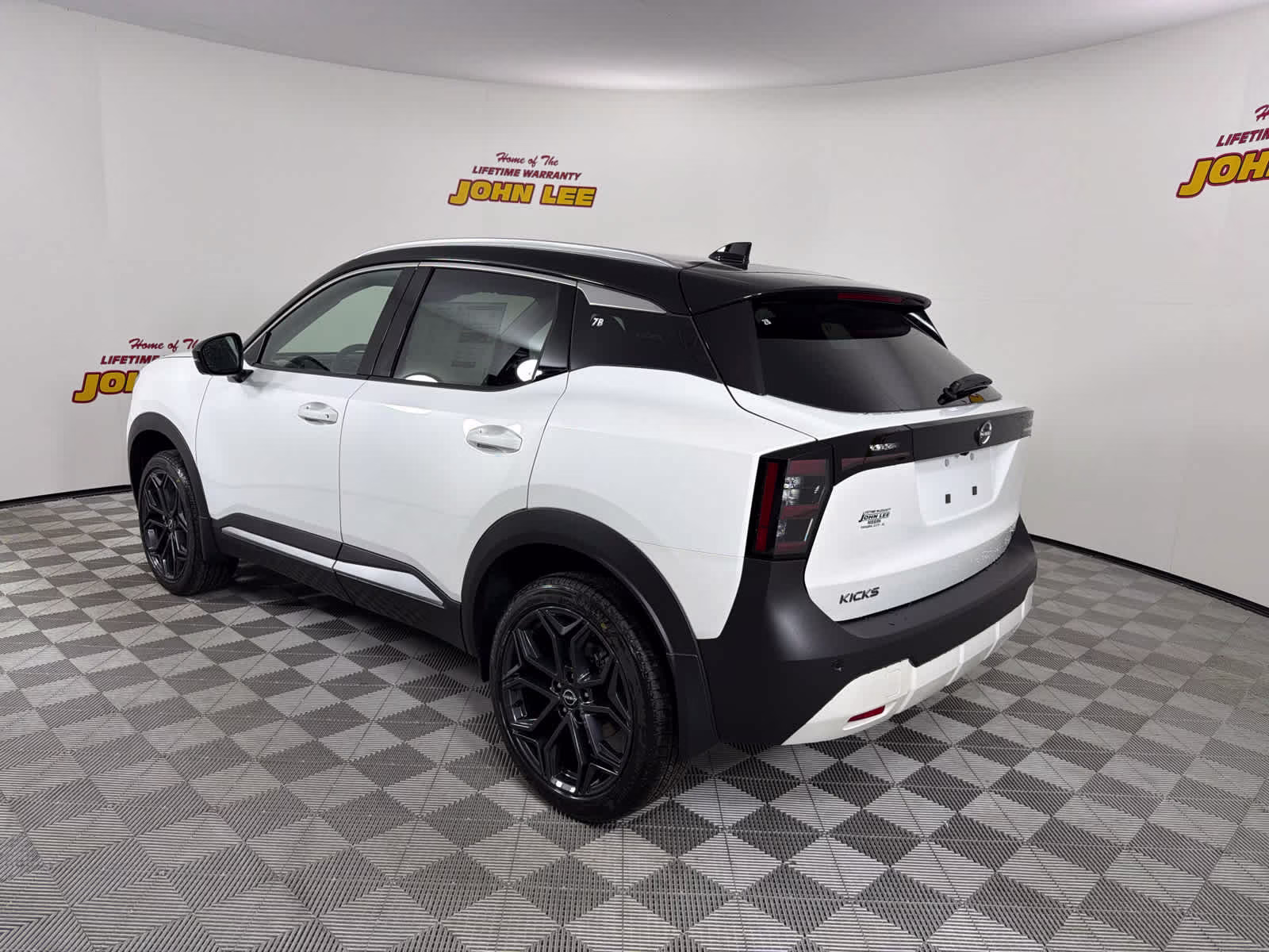 2026 Aspen White Tricoat/Super Black Nissan Kicks SR FWD SUV