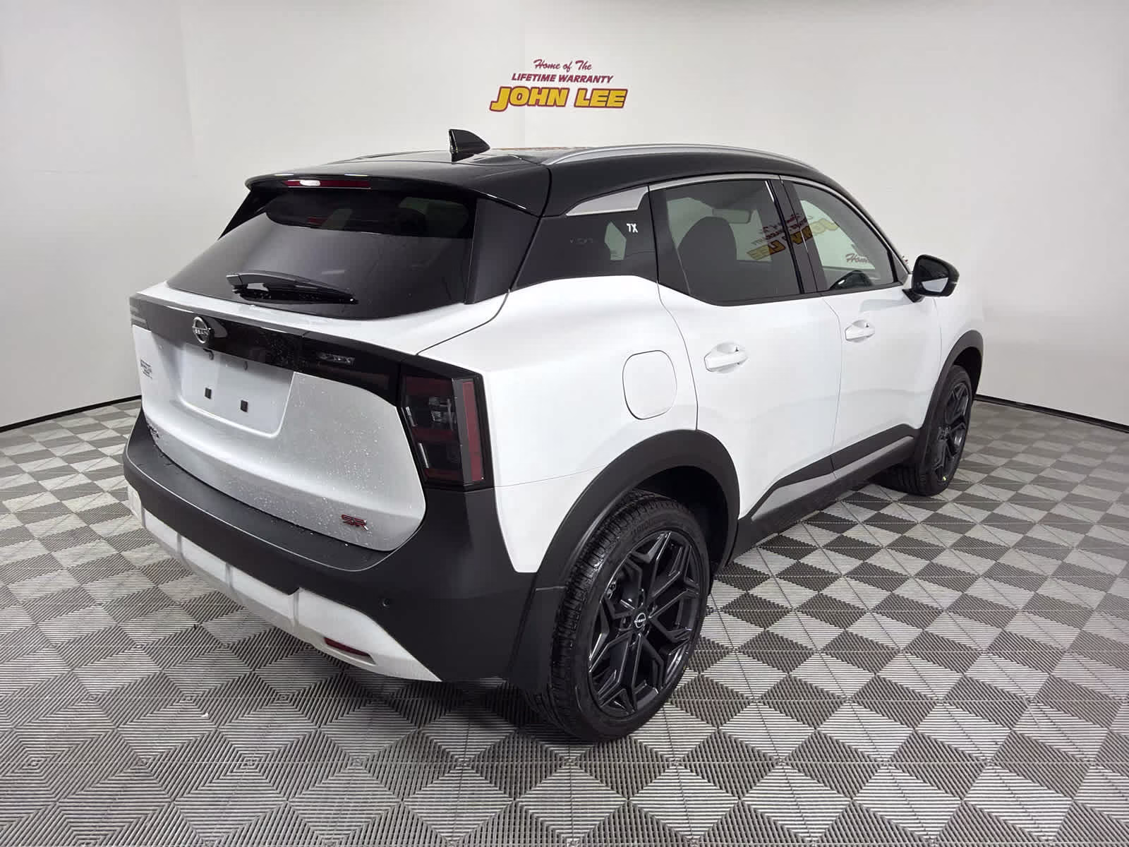 2026 Aspen White Tricoat/Super Black Nissan Kicks SR FWD SUV