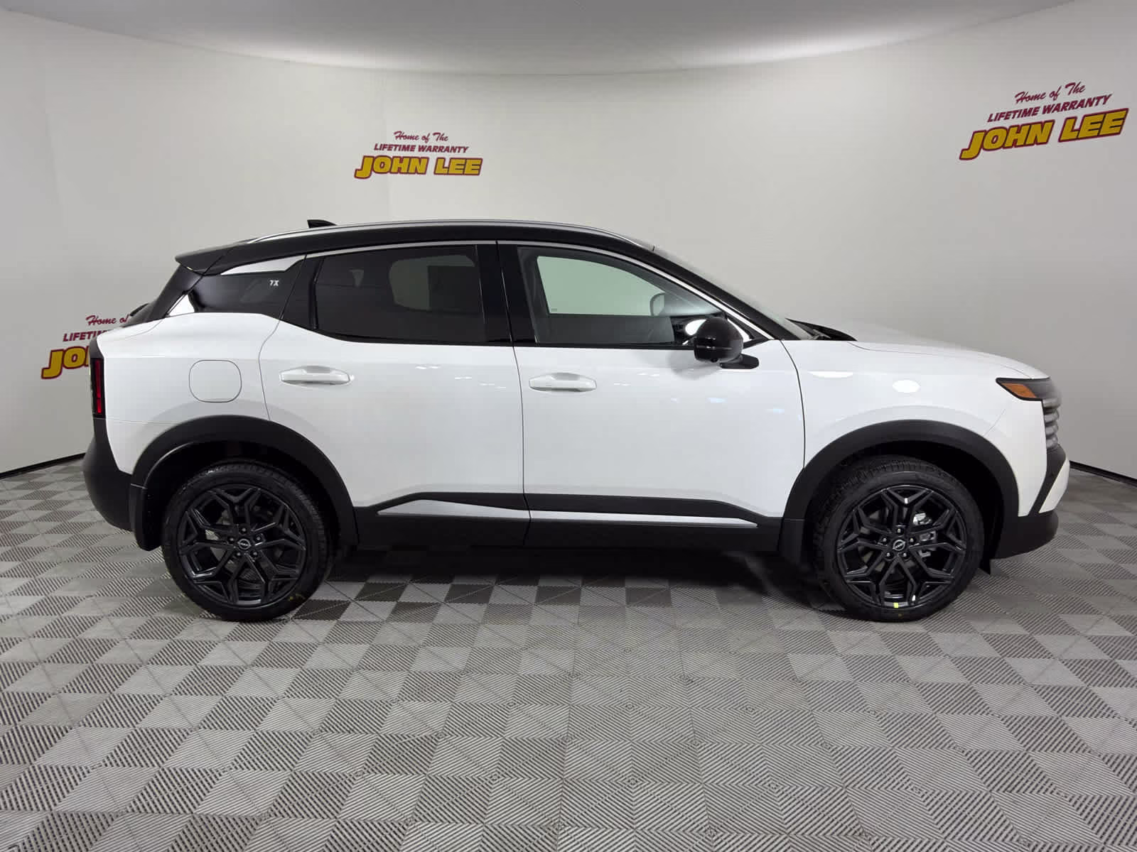 2026 Aspen White Tricoat/Super Black Nissan Kicks SR FWD SUV