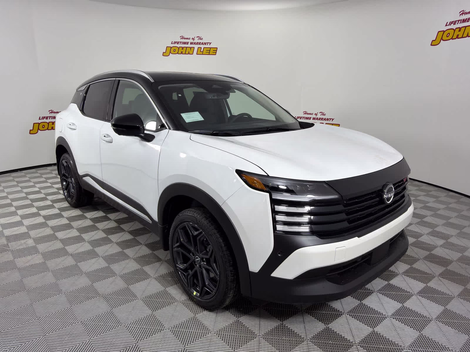 2026 Aspen White Tricoat/Super Black Nissan Kicks SR FWD SUV