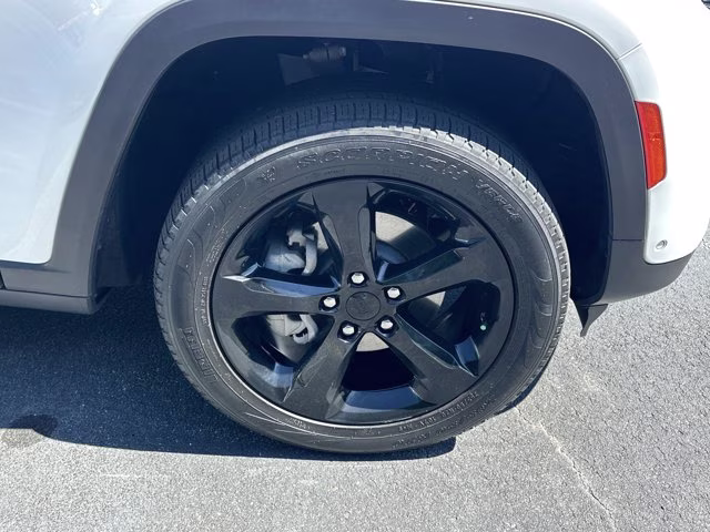 2023 Bright White Clearcoat Jeep Grand Cherokee Limited 4X4 SUV