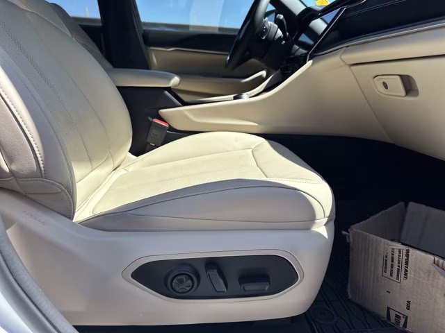 2023 Bright White Clearcoat Jeep Grand Cherokee Limited 4X4 SUV