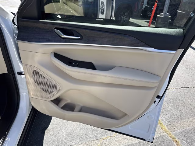 2023 Bright White Clearcoat Jeep Grand Cherokee Limited 4X4 SUV