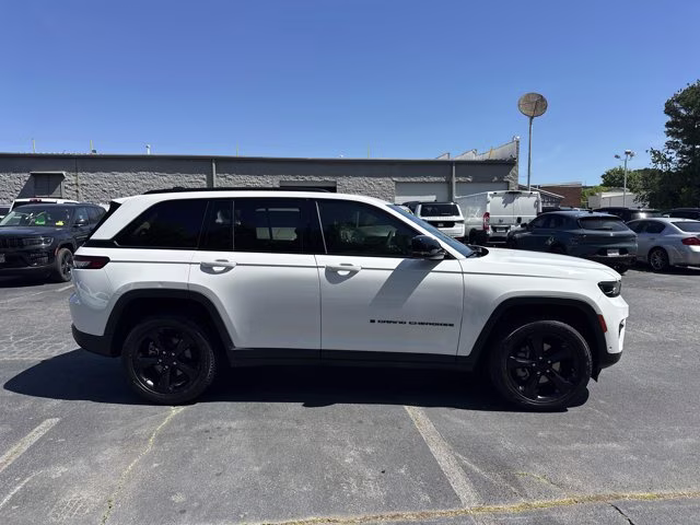 2023 Bright White Clearcoat Jeep Grand Cherokee Limited 4X4 SUV