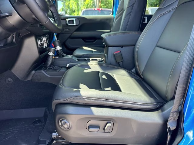 2026 Hydro Blue Pearl Coat Jeep Wrangler Sahara 4X4 Convertible