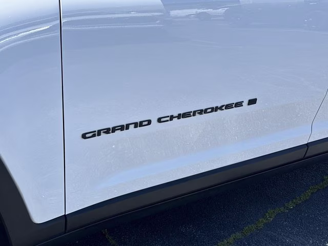 2023 Bright White Clearcoat Jeep Grand Cherokee Limited 4X4 SUV