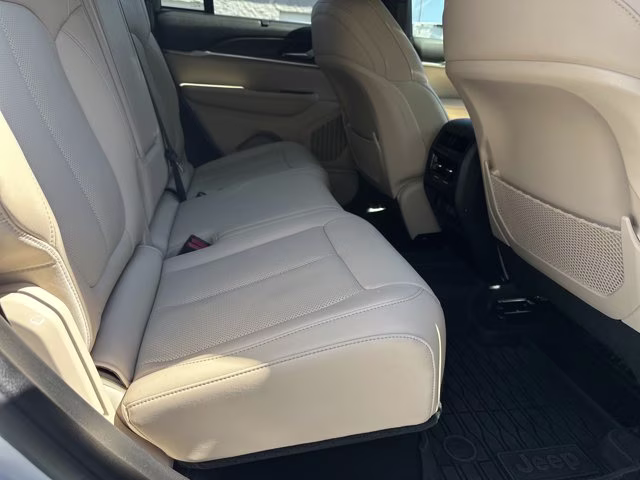 2023 Bright White Clearcoat Jeep Grand Cherokee Limited 4X4 SUV