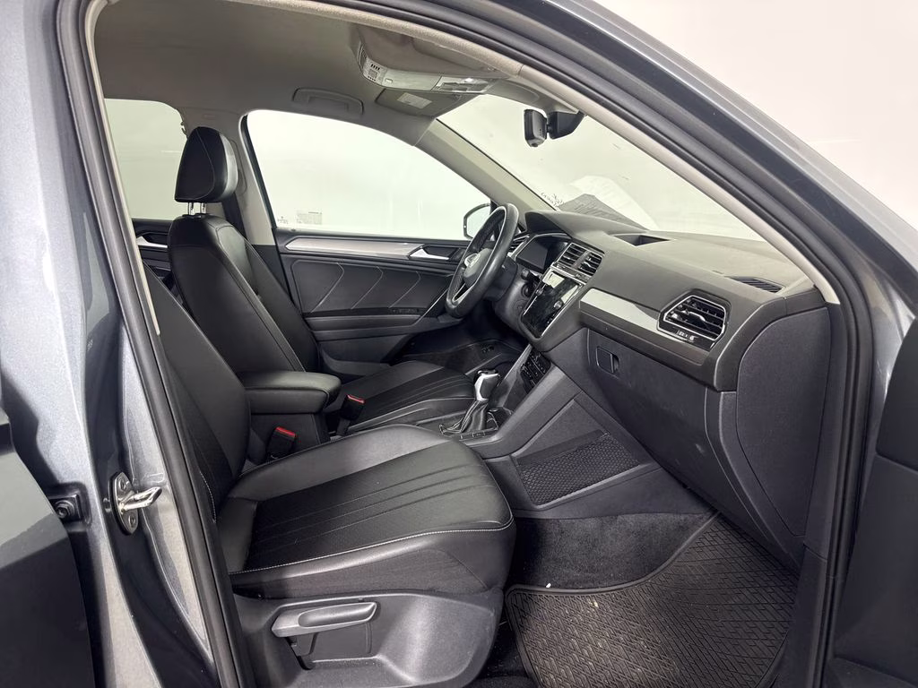 2024 Platinum Gray Metallic Volkswagen Tiguan 2.0T SE FWD SUV