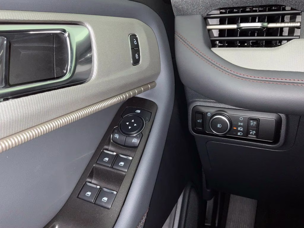 2026 White Metallic Ford Explorer Active RWD SUV