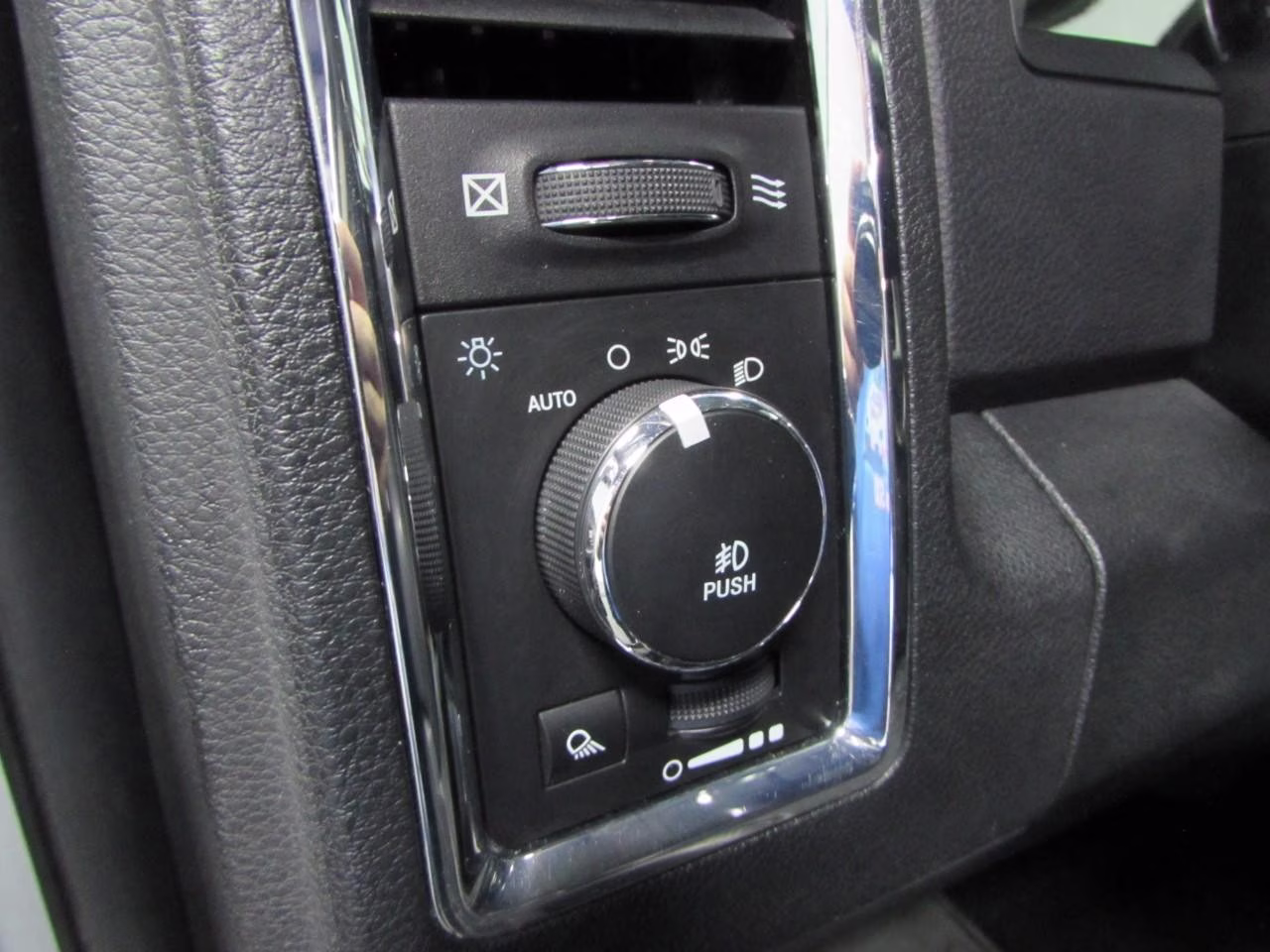 2016 Bright Silver Metallic Clearcoat Ram 1500 Laramie 4X4 Truck