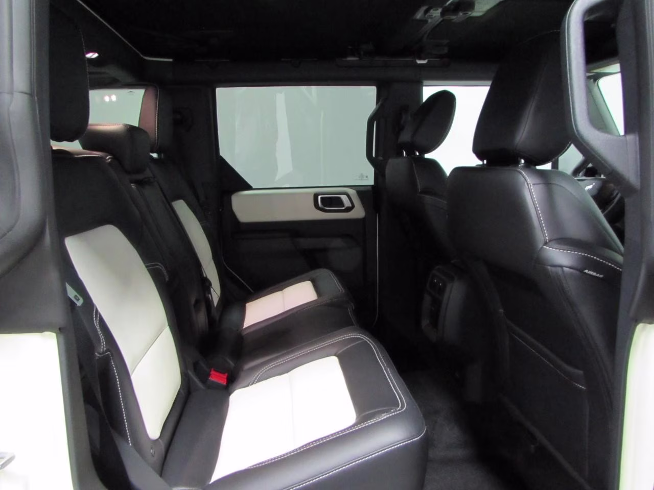 2026 Wimbledon White Ford Bronco Outer Banks 4X4 SUV