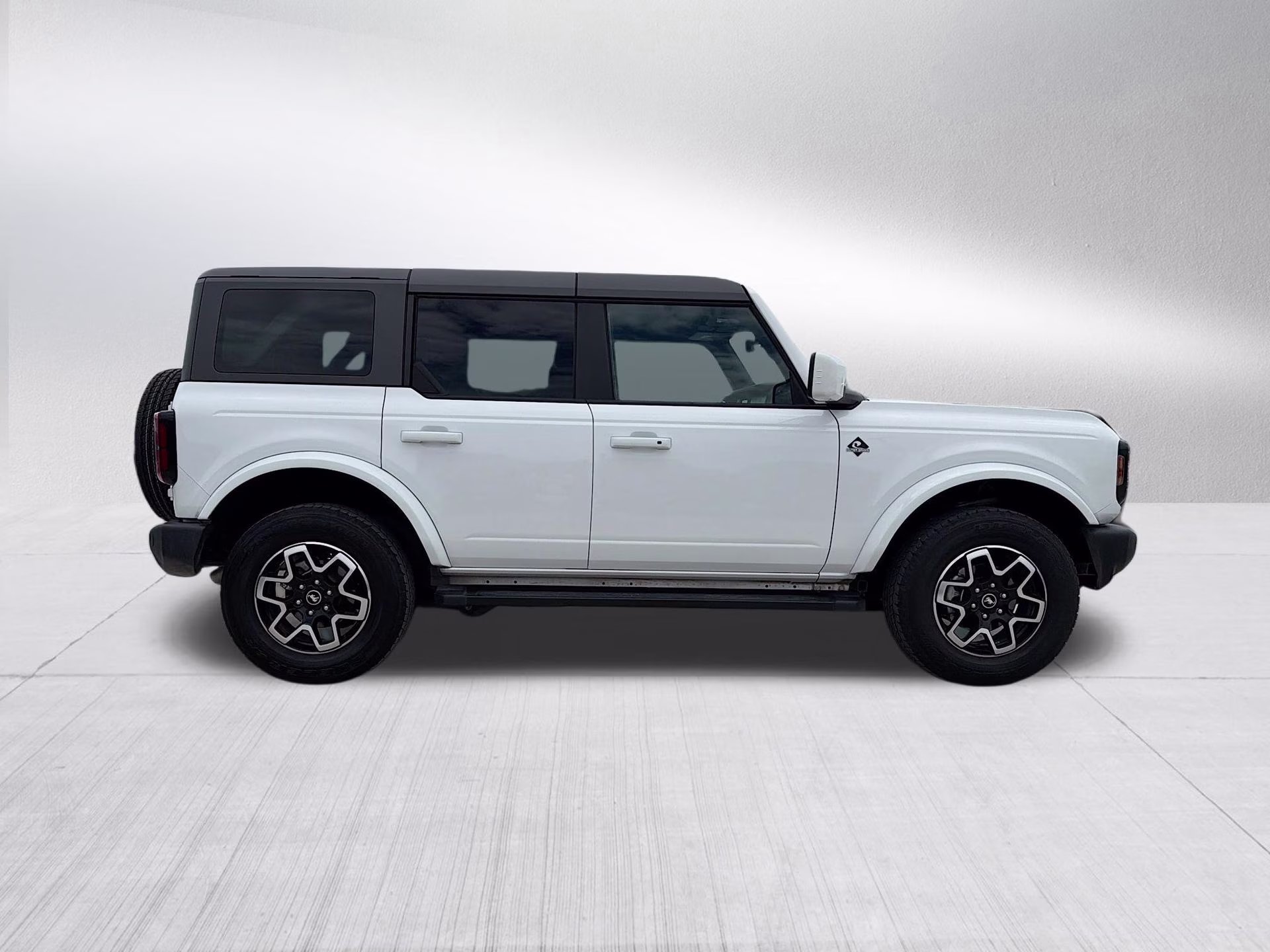 2024 Oxford White Ford Bronco Outer Banks 4X4 SUV