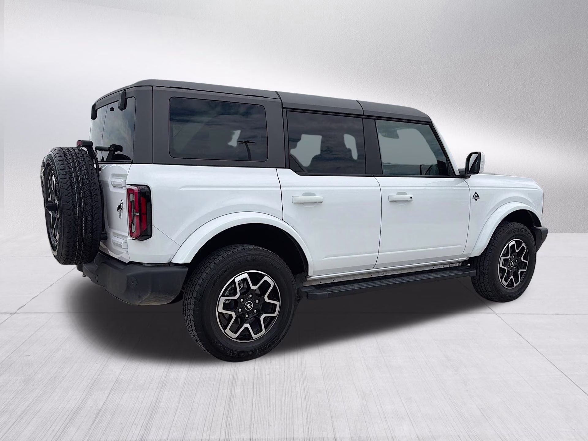 2024 Oxford White Ford Bronco Outer Banks 4X4 SUV