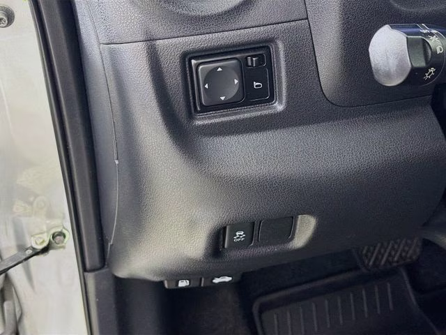 2018 Brilliant Silver Nissan Versa Note SV FWD Hatchback