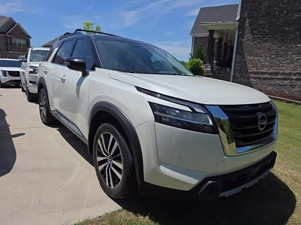 2023 Pearl White Nissan Pathfinder Platinum FWD SUV
