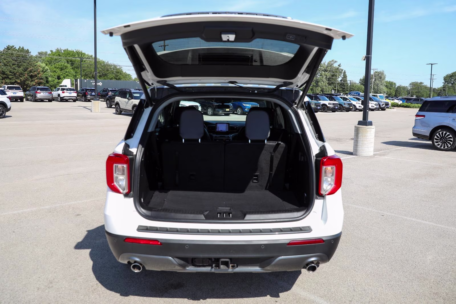 2024 Star White Metallic Tri-Coat Ford Explorer XLT 4X4 SUV