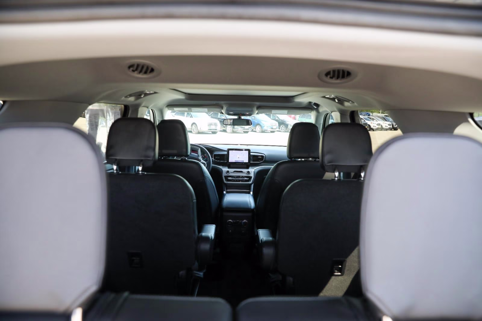 2024 Star White Metallic Tri-Coat Ford Explorer XLT 4X4 SUV