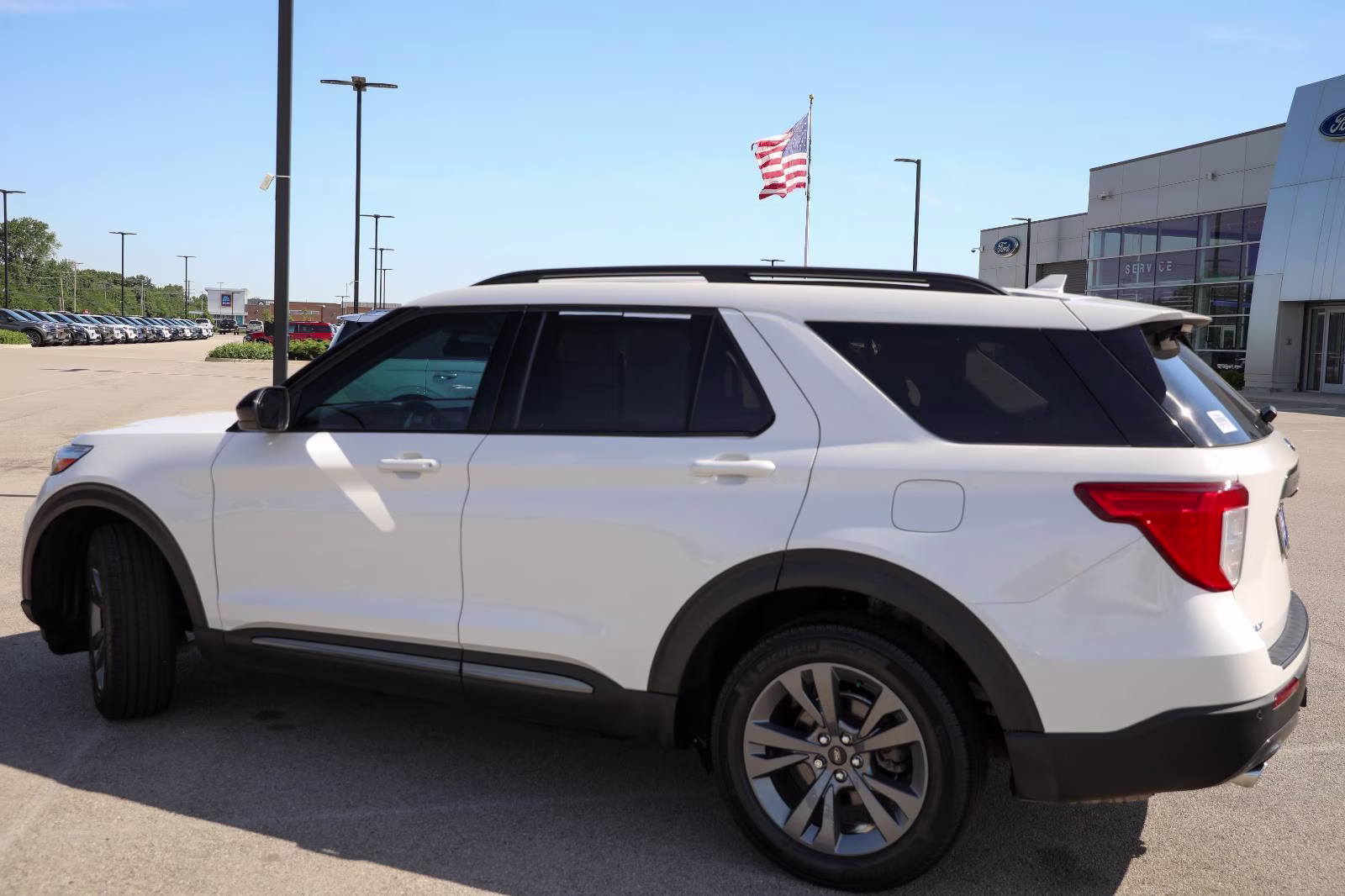 2024 Star White Metallic Tri-Coat Ford Explorer XLT 4X4 SUV