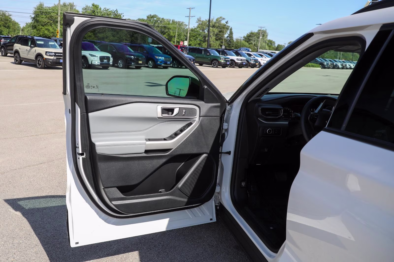 2024 Star White Metallic Tri-Coat Ford Explorer XLT 4X4 SUV