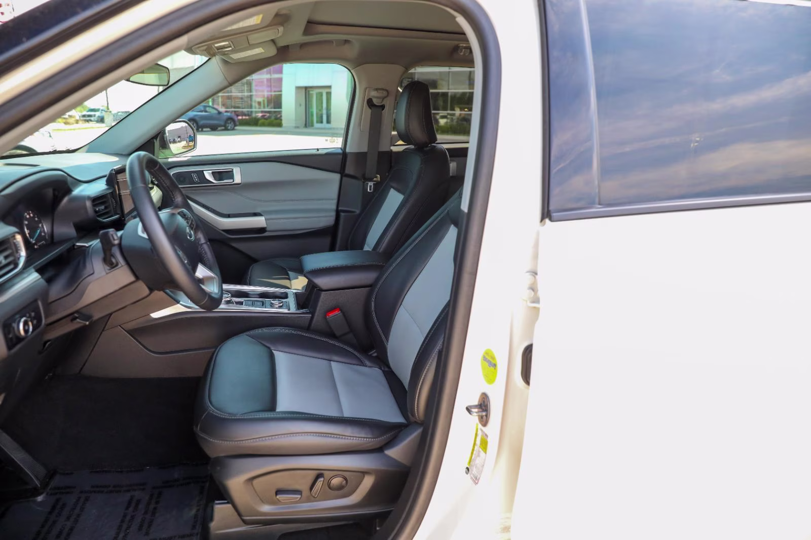 2024 Star White Metallic Tri-Coat Ford Explorer XLT 4X4 SUV