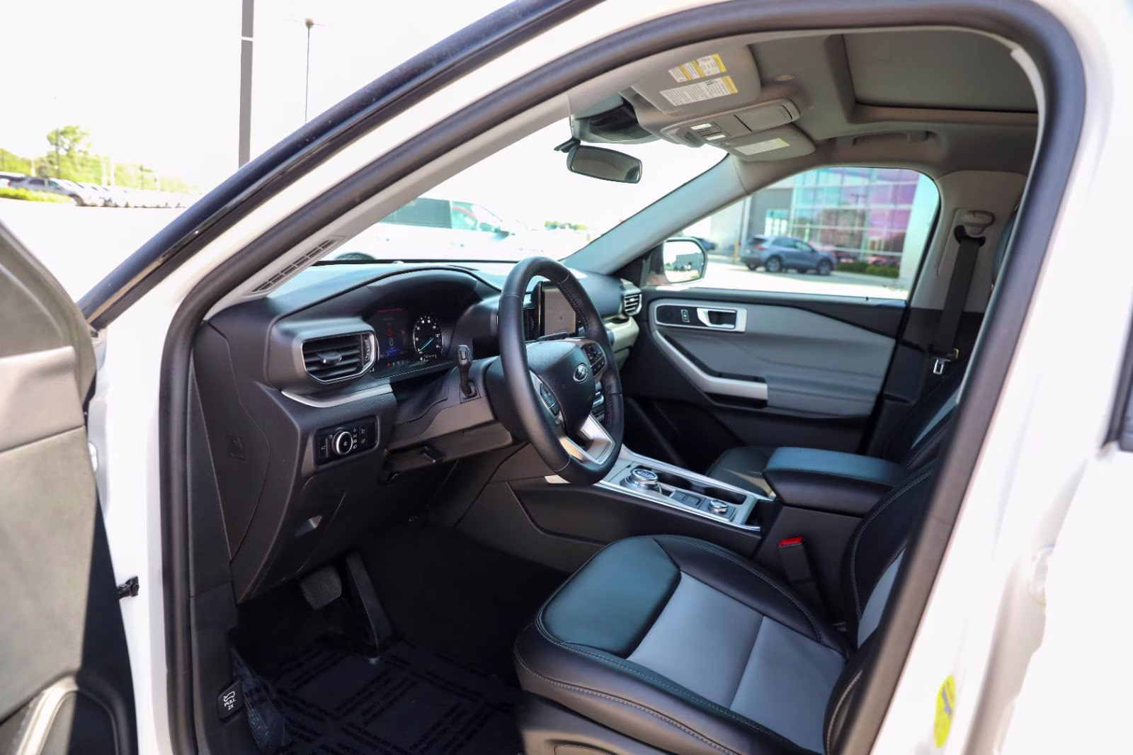 2024 Star White Metallic Tri-Coat Ford Explorer XLT 4X4 SUV