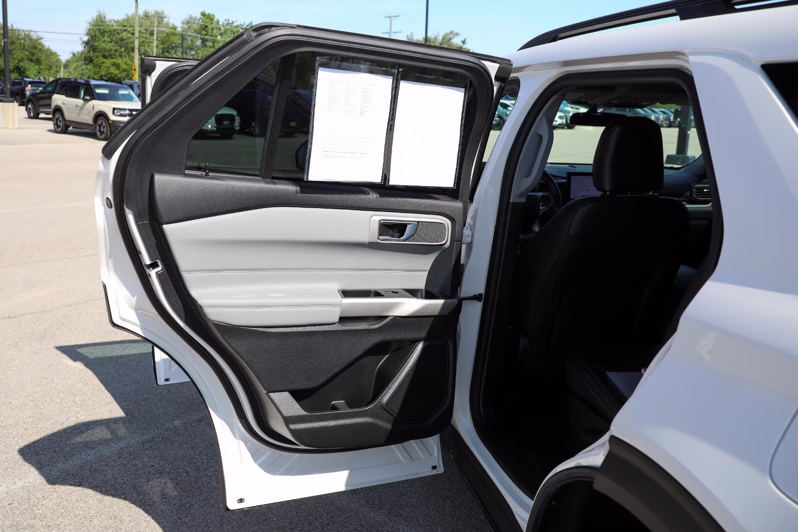 2024 Star White Metallic Tri-Coat Ford Explorer XLT 4X4 SUV
