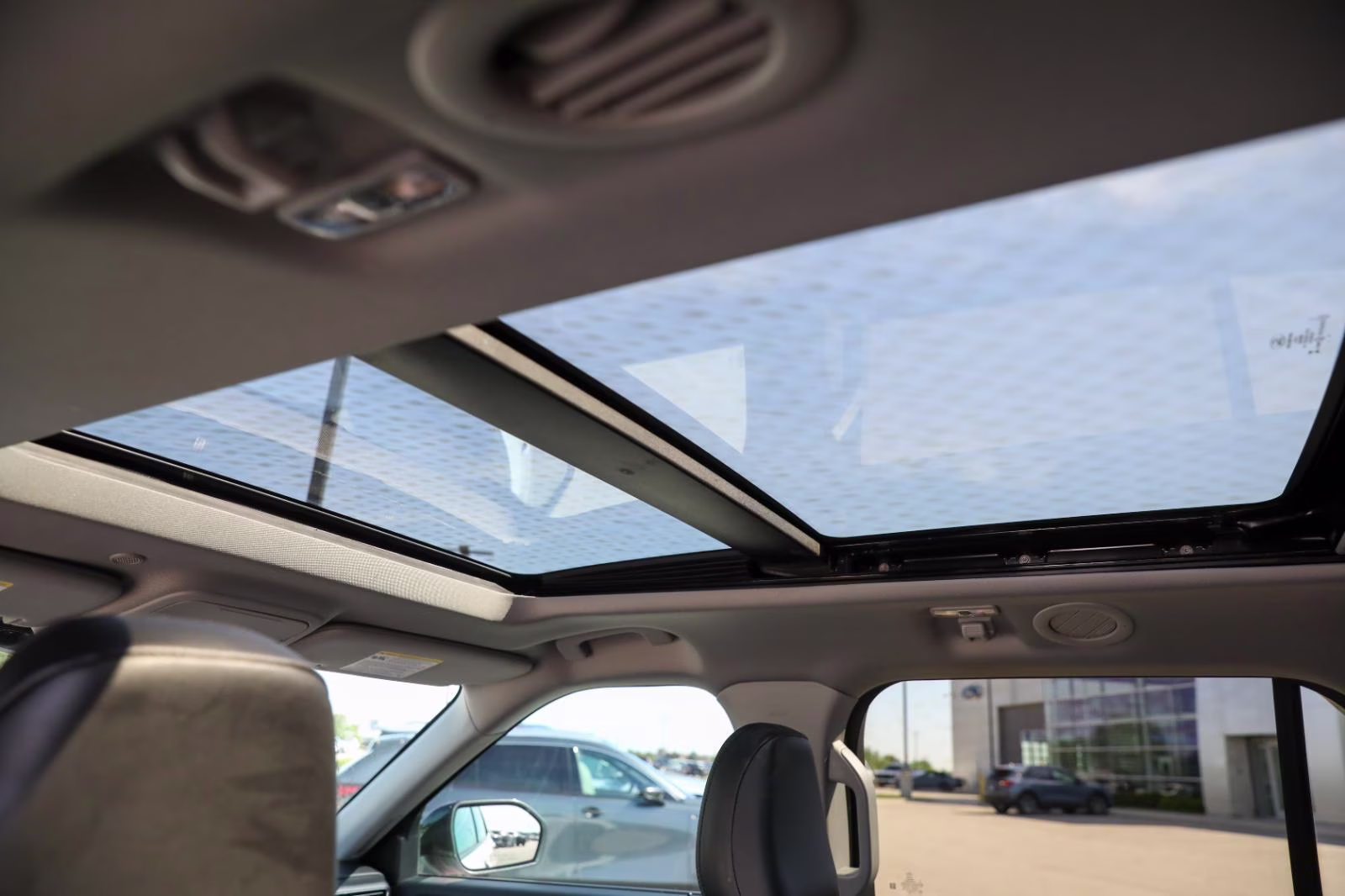 2024 Star White Metallic Tri-Coat Ford Explorer XLT 4X4 SUV