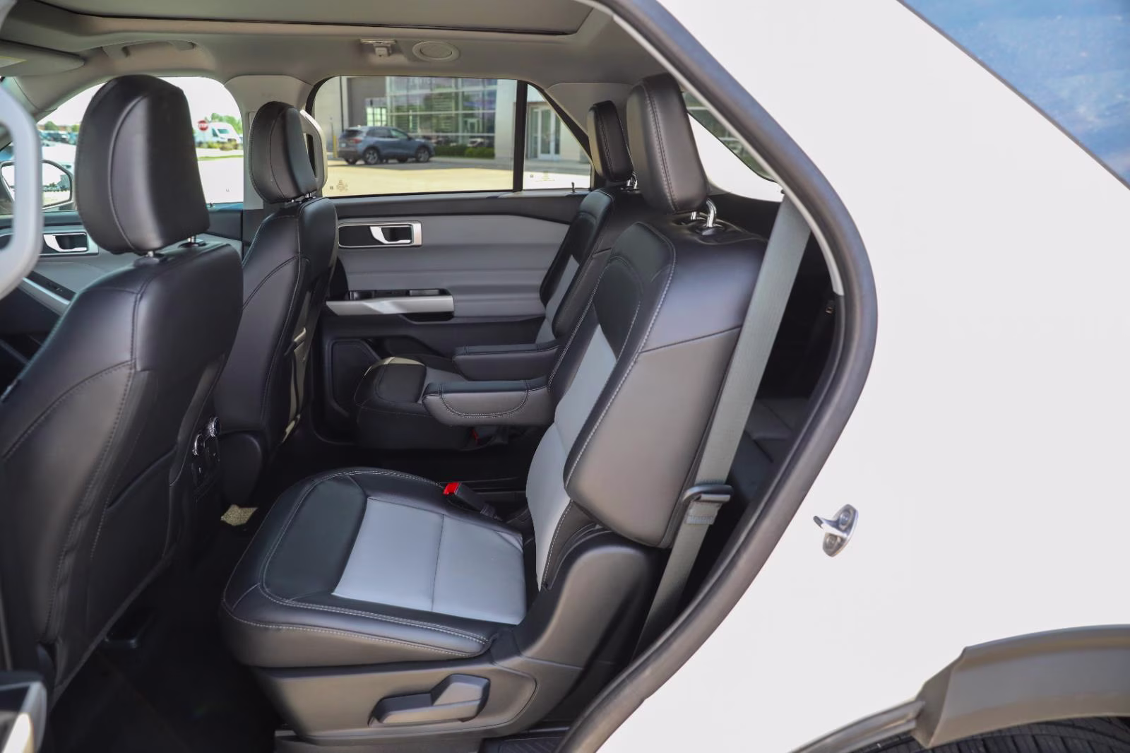 2024 Star White Metallic Tri-Coat Ford Explorer XLT 4X4 SUV