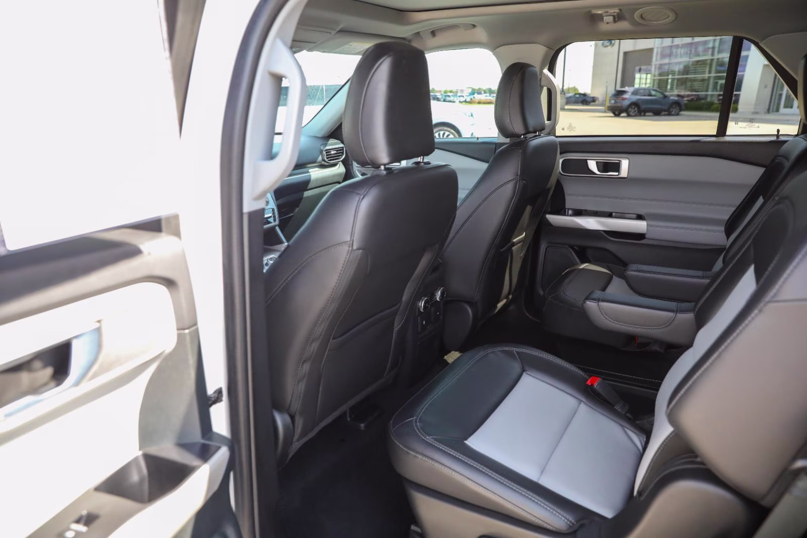 2024 Star White Metallic Tri-Coat Ford Explorer XLT 4X4 SUV