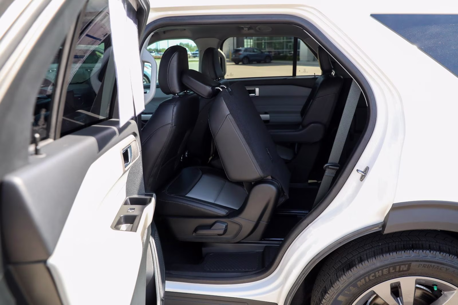 2024 Star White Metallic Tri-Coat Ford Explorer XLT 4X4 SUV