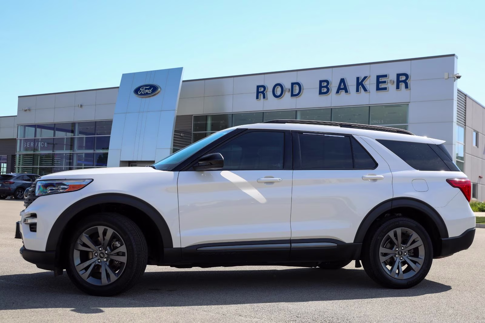 2024 Star White Metallic Tri-Coat Ford Explorer XLT 4X4 SUV