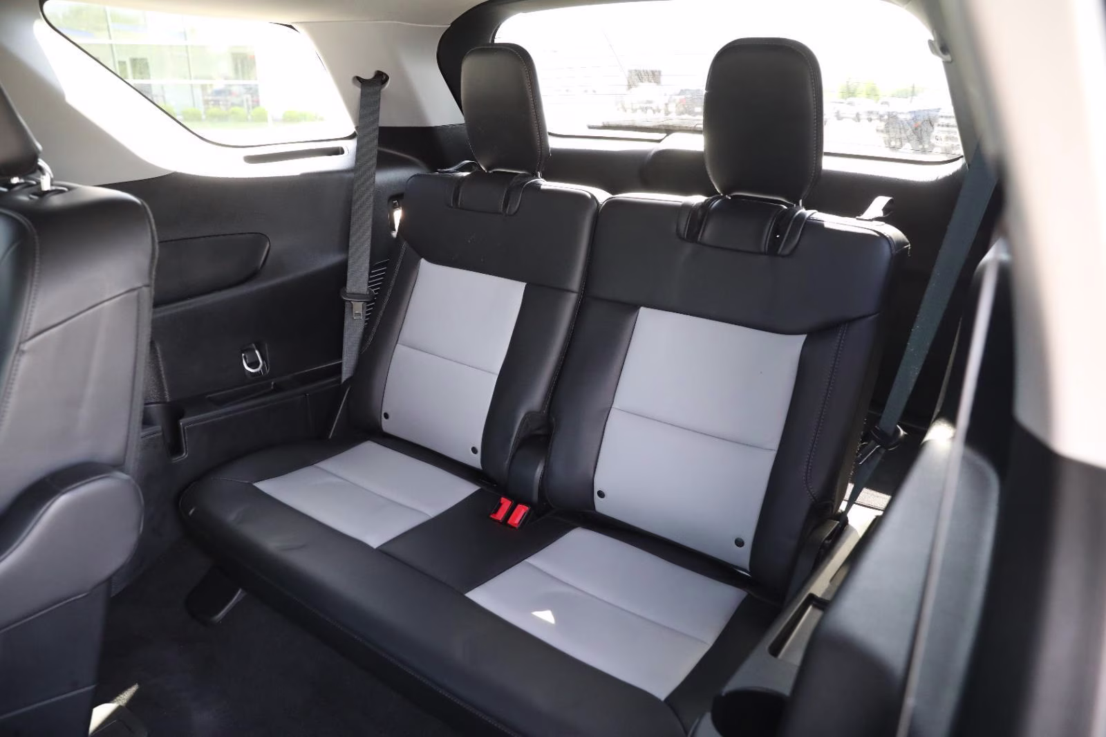 2024 Star White Metallic Tri-Coat Ford Explorer XLT 4X4 SUV