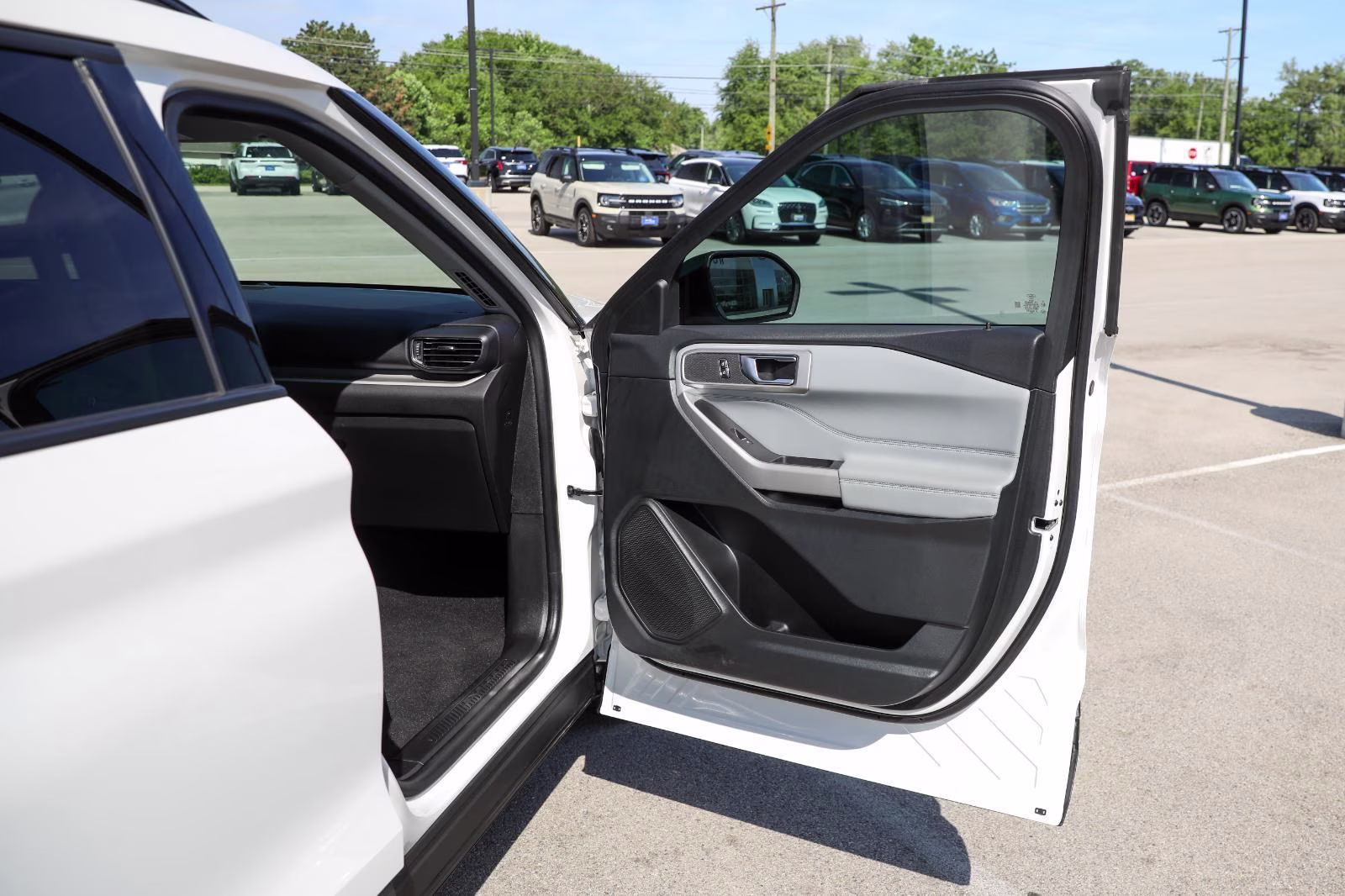 2024 Star White Metallic Tri-Coat Ford Explorer XLT 4X4 SUV
