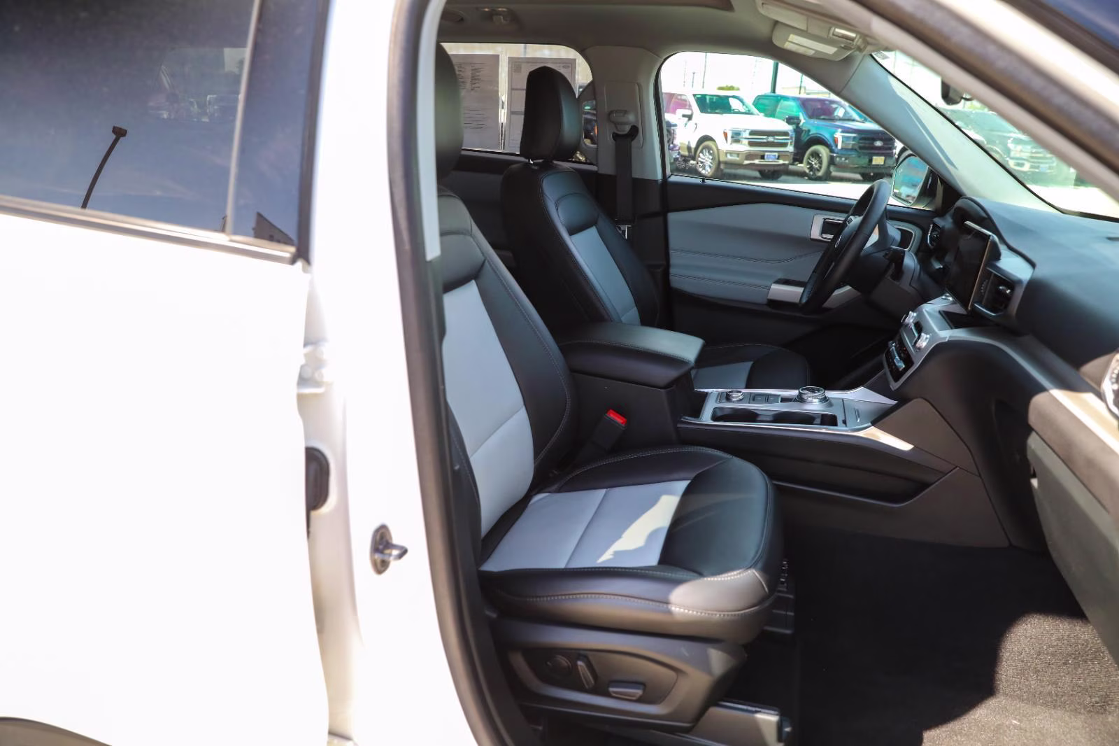 2024 Star White Metallic Tri-Coat Ford Explorer XLT 4X4 SUV