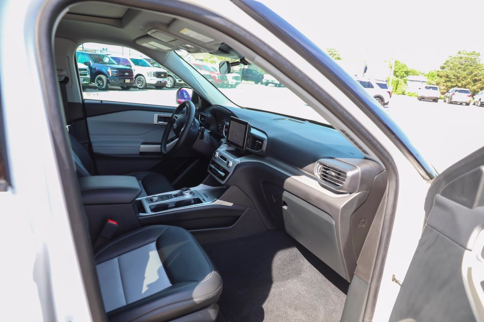 2024 Star White Metallic Tri-Coat Ford Explorer XLT 4X4 SUV