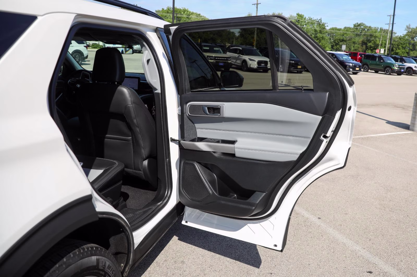 2024 Star White Metallic Tri-Coat Ford Explorer XLT 4X4 SUV
