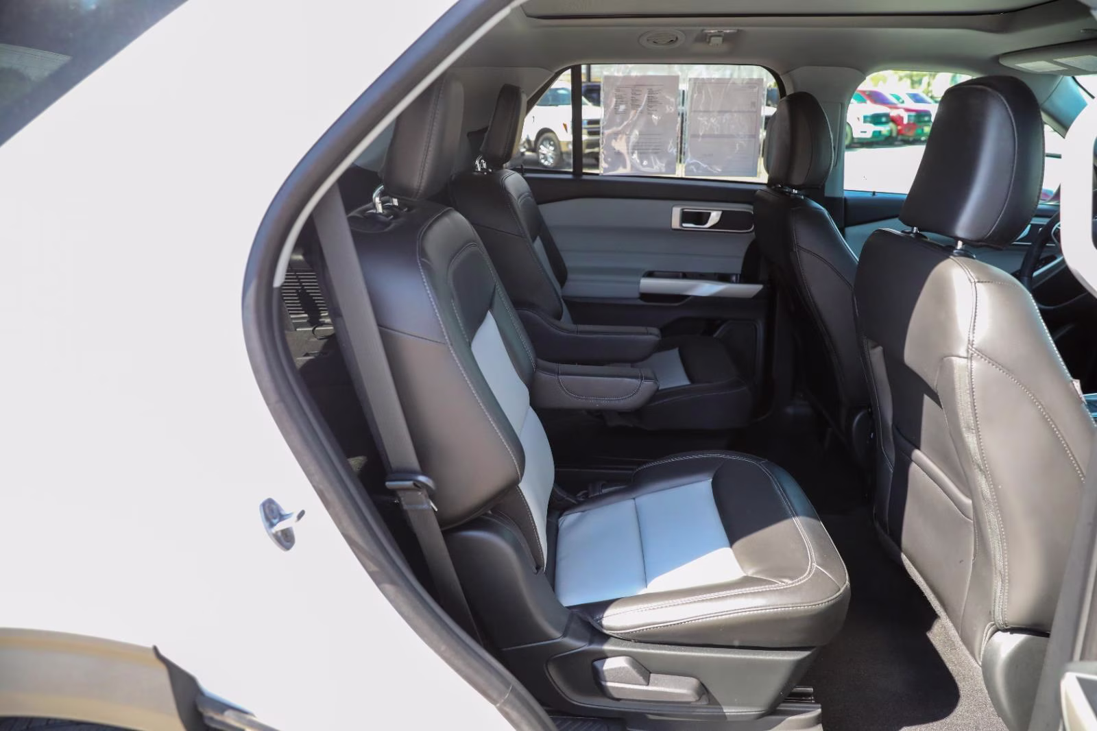 2024 Star White Metallic Tri-Coat Ford Explorer XLT 4X4 SUV