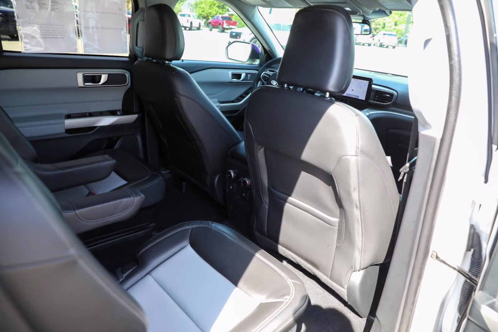 2024 Star White Metallic Tri-Coat Ford Explorer XLT 4X4 SUV