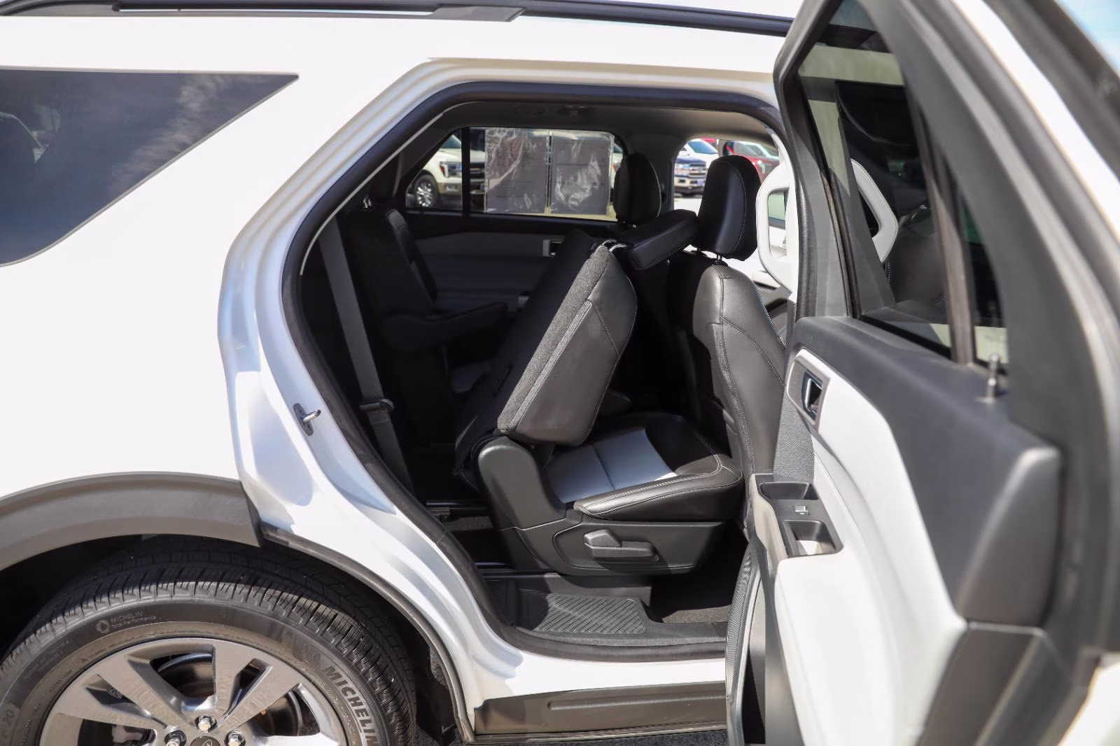 2024 Star White Metallic Tri-Coat Ford Explorer XLT 4X4 SUV
