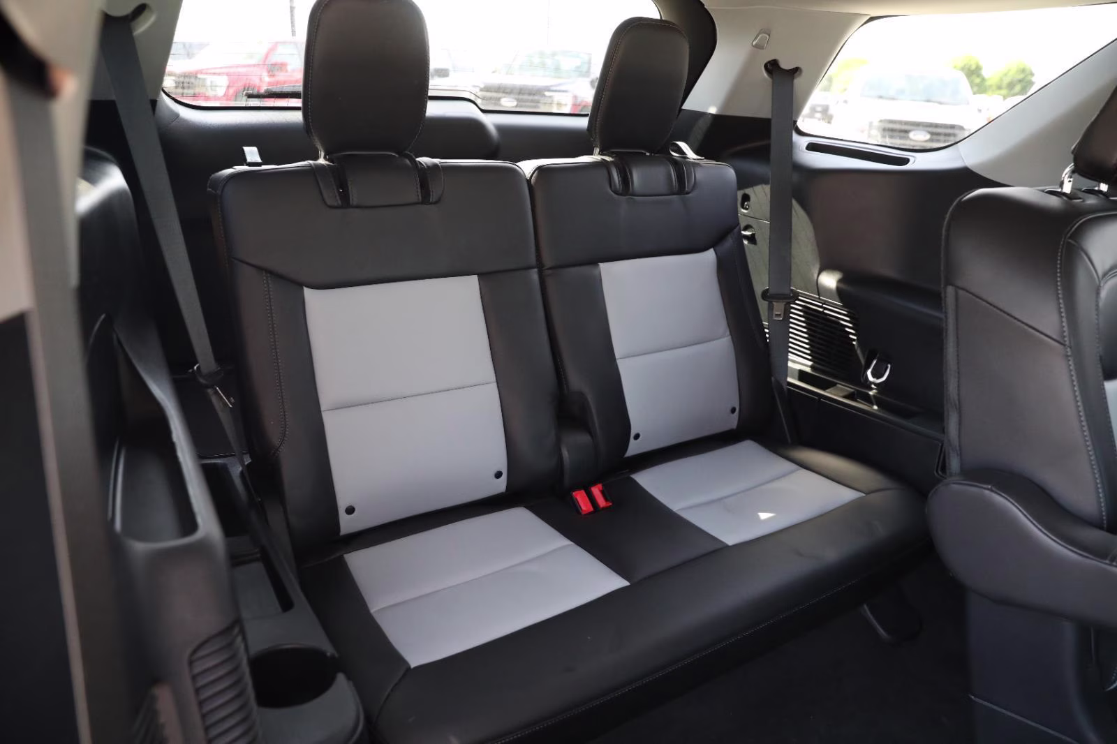 2024 Star White Metallic Tri-Coat Ford Explorer XLT 4X4 SUV